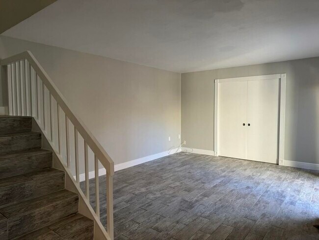Building Photo - 1700 Embassy Dr