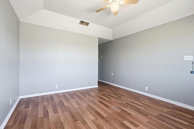 Building Photo - 2333 N Danville Dr