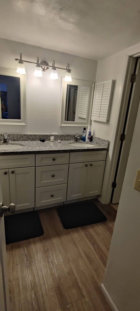 Building Photo - Beautiful 2 bedroom  2.5 bath duplex in qu...