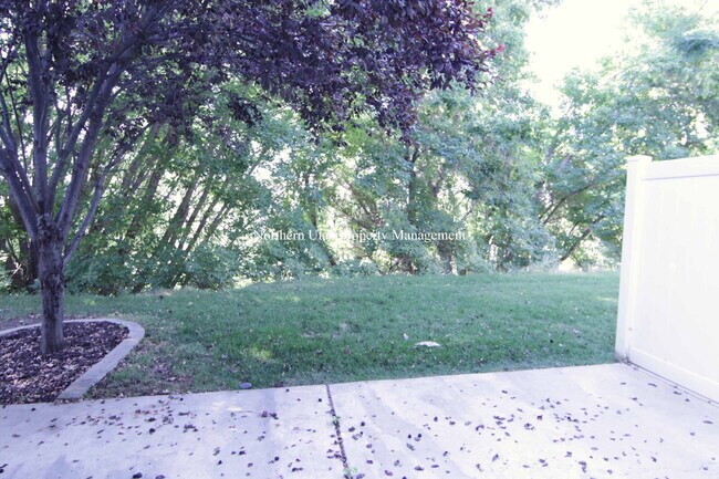 Building Photo - 2 Bed, 2 Bath Townhome