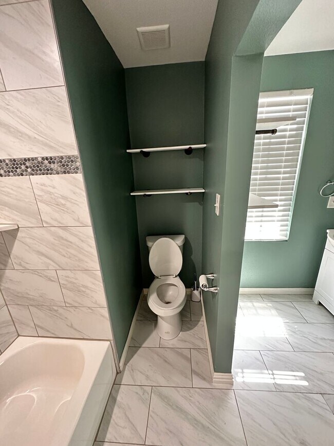 Building Photo - Make this Fairmount Showstopper Home!