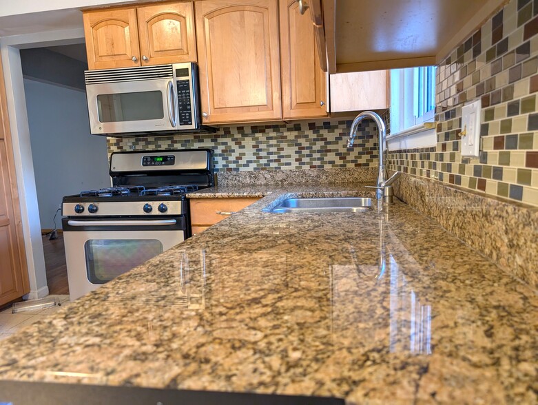 Kitchen - 21765 Flanders St