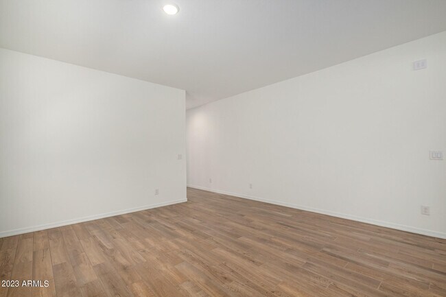 Building Photo - 17318 W Surrey Dr
