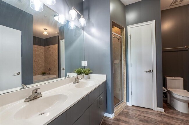 Building Photo - 898 Oak St SW