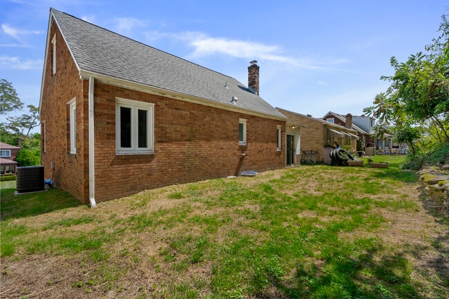 Building Photo - 219 Carmella Dr
