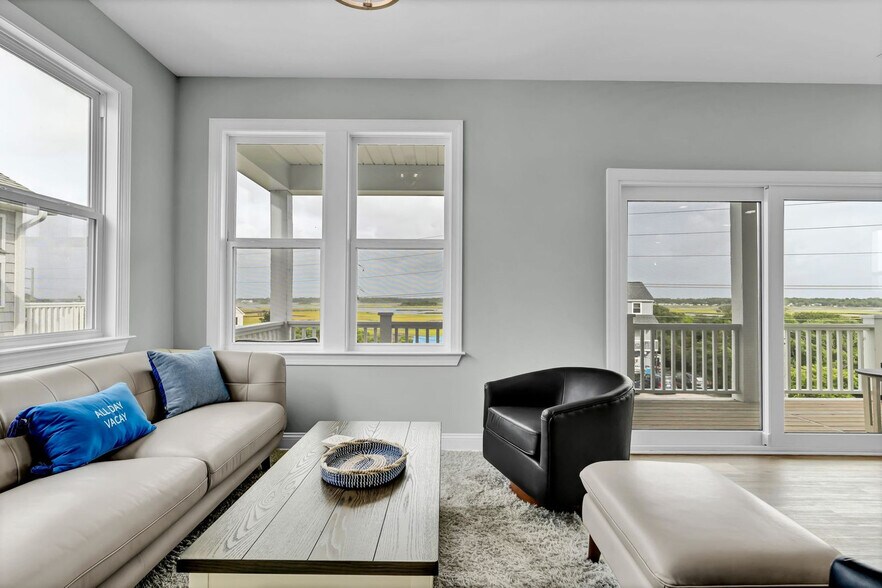 Building Photo - 822 S Topsail Dr