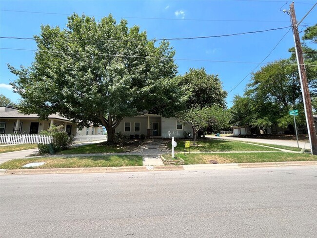 Building Photo - 709 Roberts St