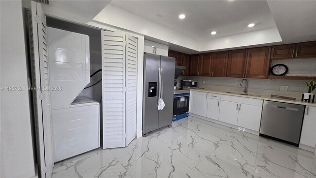 Building Photo - 7085 W Sunrise Blvd