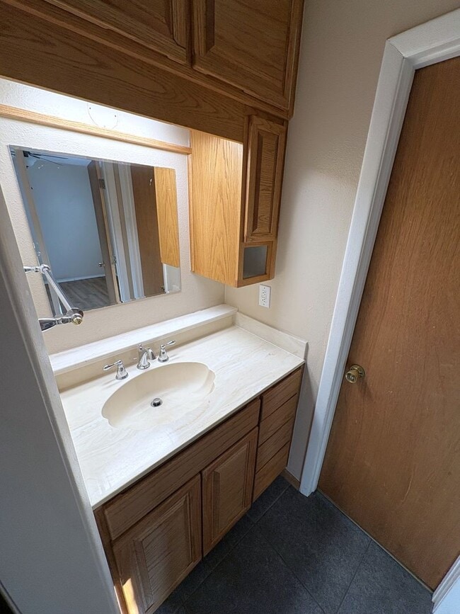 Building Photo - Beautiful 5 Bedroom NE Heights Home With B...