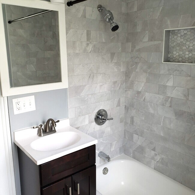 Building Photo - 64 Marlborough St