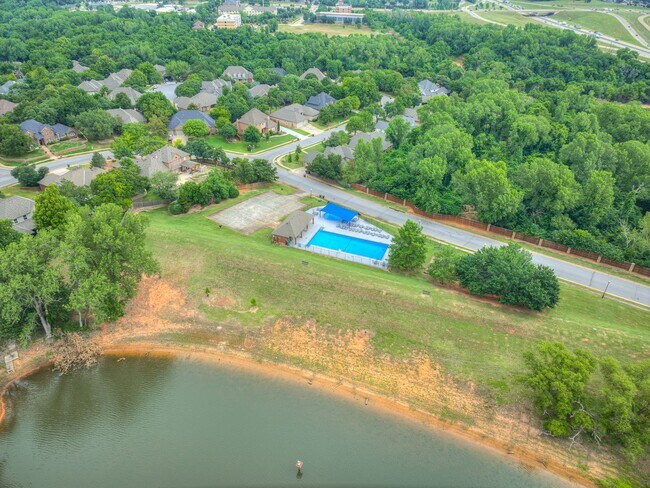 Building Photo - Spacious Home + East Edmond + 4 bedrooms