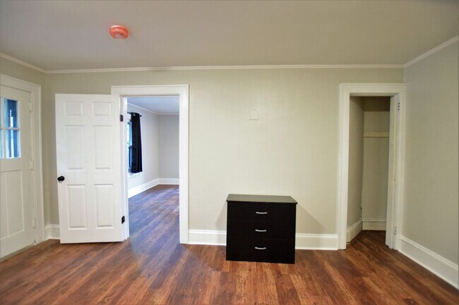 Building Photo - Three Bedroom One Bath