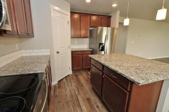 Building Photo - Spacious Home w/Open Floor-Plan