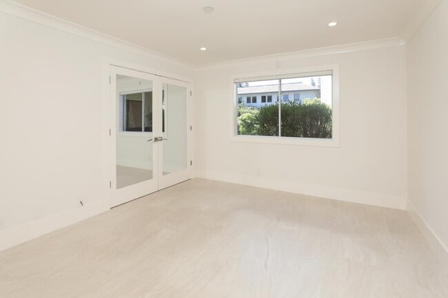 Building Photo - 226 W Edith Ave