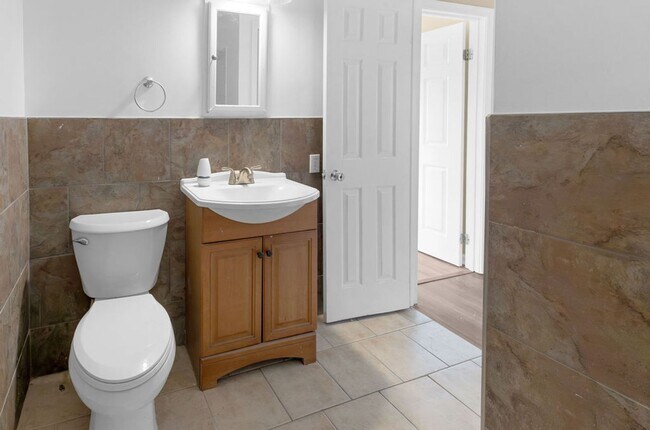 Building Photo - 3 Bed 1 Bath Home for Rent in Hampton!