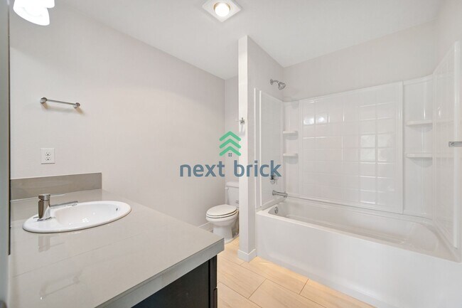 Building Photo - 2 BED & 2.5 BATH TOWNHOUSE FOR RENT