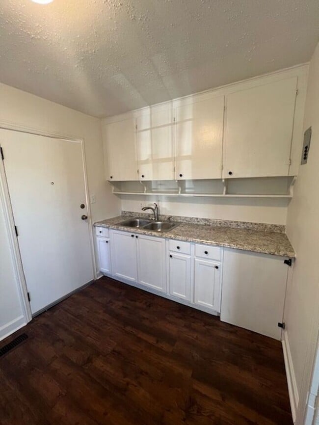 Building Photo - Newly Remodeled 2/1 Single Family House in Spartanburg!!