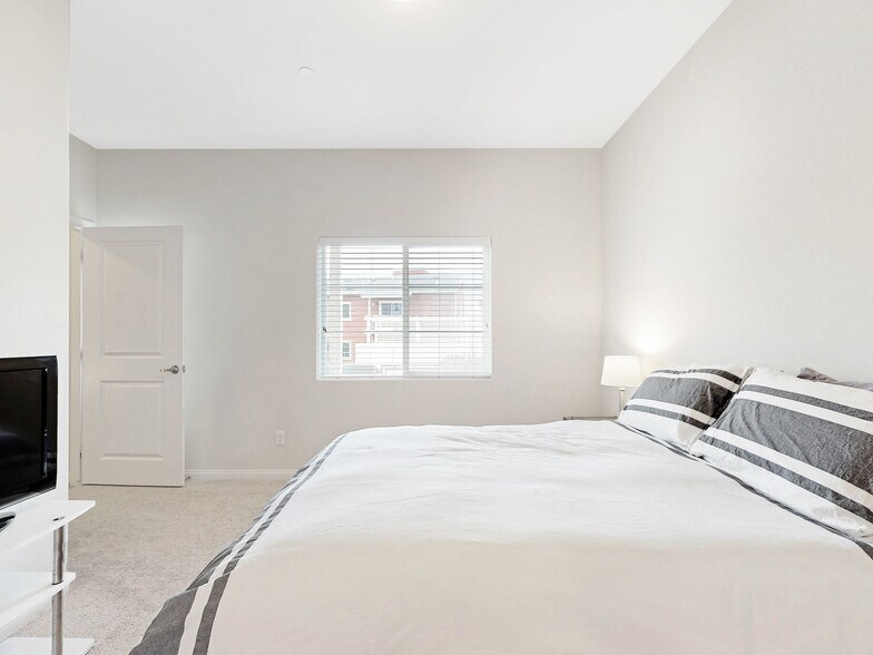 Building Photo - 955 Humbert Ave