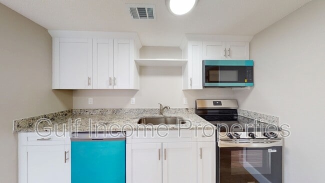 Building Photo - 2515 30th Ave Dr E