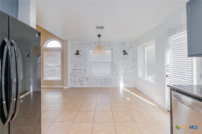 Building Photo - 146 Linden Ln