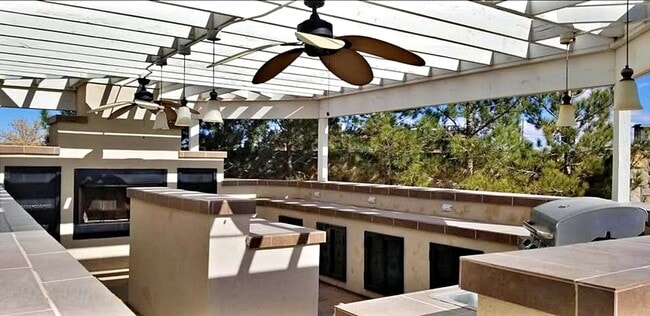 Building Photo - Gorgeous Home