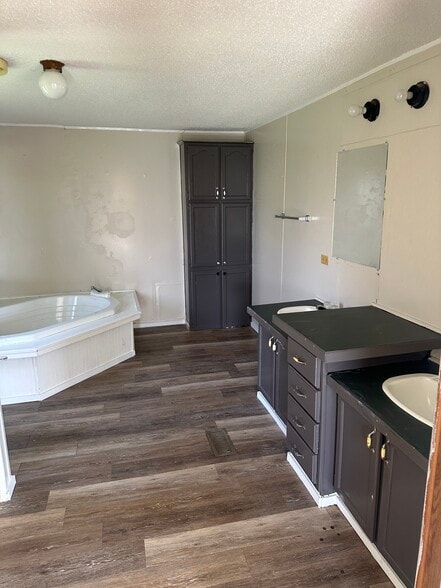 Building Photo - 315 Forest Creek Ln