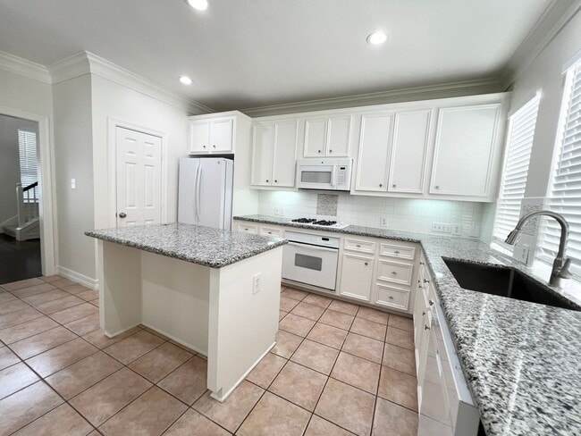 Building Photo - Stunning 4/3/2 Townhome in the Museum District !!!