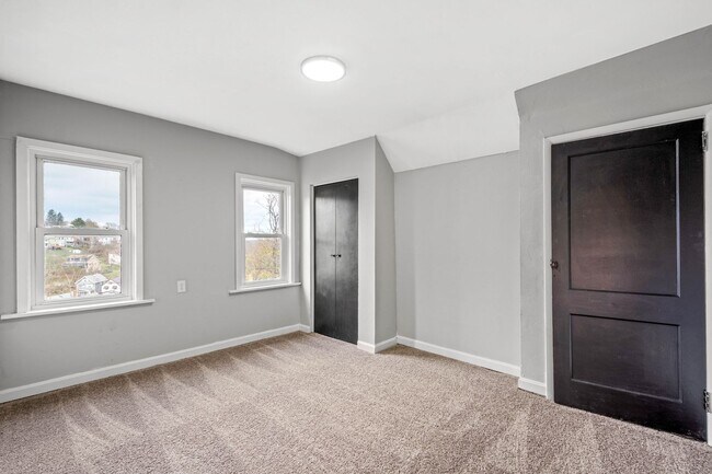 Building Photo - Updated 3 Bedroom home in Carrick availabl...