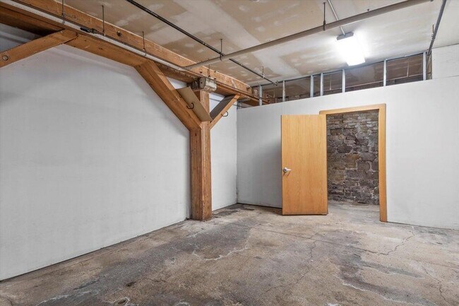 Building Photo - 418 N 3rd St