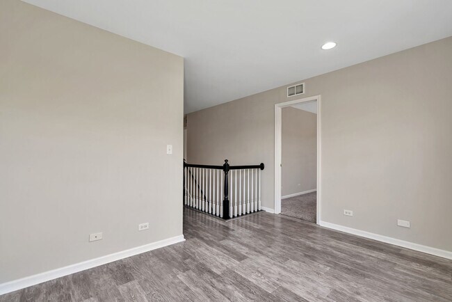 Building Photo - 2576 Hillsboro Blvd