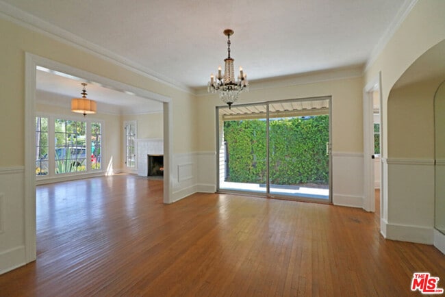 Building Photo - 523 N Gower St