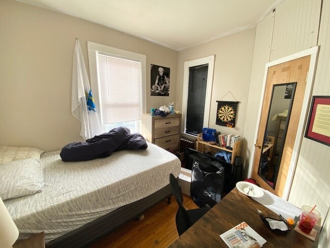 Building Photo - NO FEE - MISSION HILL 4 BED W/ LAUNDRY IN UNIT