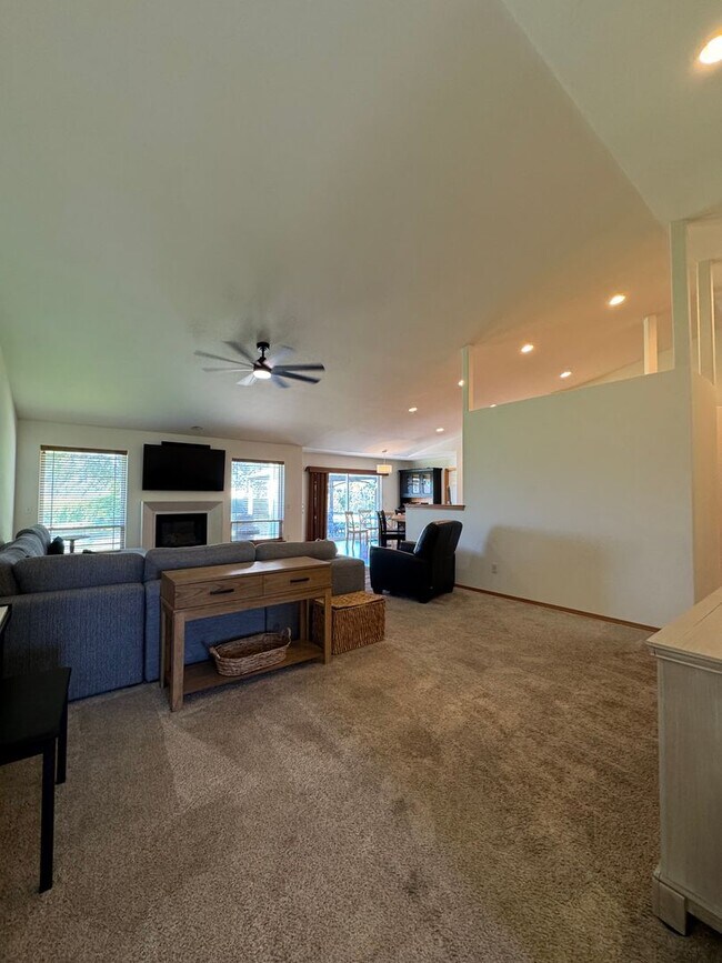 Building Photo - Expansive & Modern 4-Bedroom Home for Rent