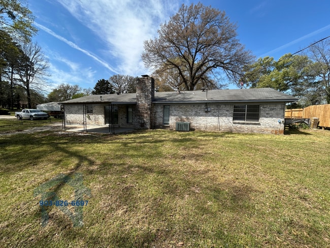 Building Photo - 1025 Crestview Dr S