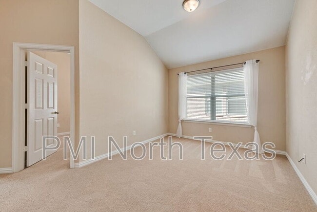 Building Photo - 1732 Bluebird Dr