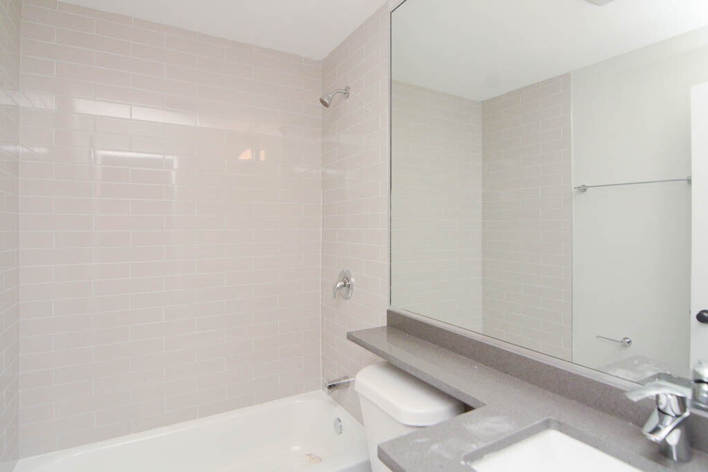 Building Photo - 525 W Surf St