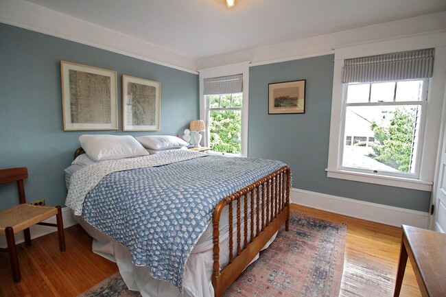 Building Photo - LAURELHURST: Classic 4 Bedroom Craftsman G...