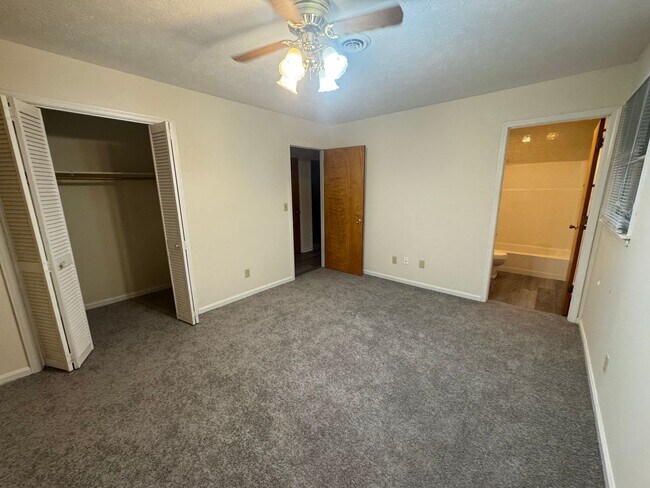 Building Photo - Lone Oak House