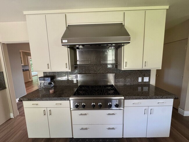Building Photo - Coming Soon! Cozy home in South Pasadena.