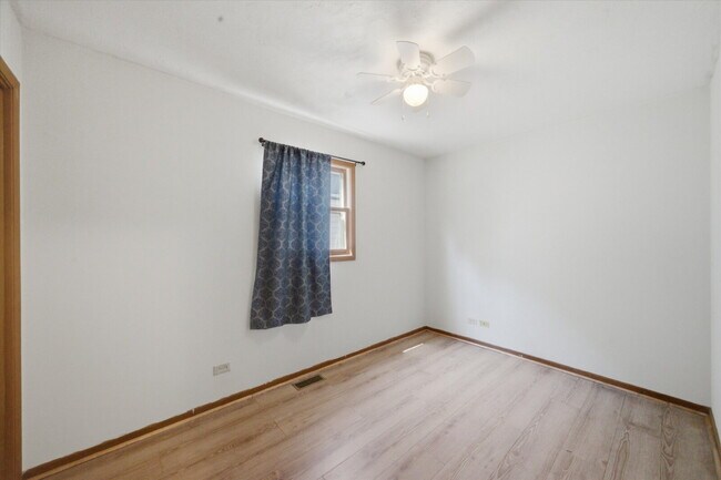 Building Photo - Move-In Ready Split-Level with Open Floor Plan