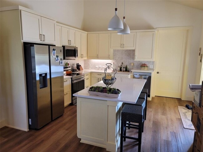 Building Photo - 1248 Lakeshore Dr