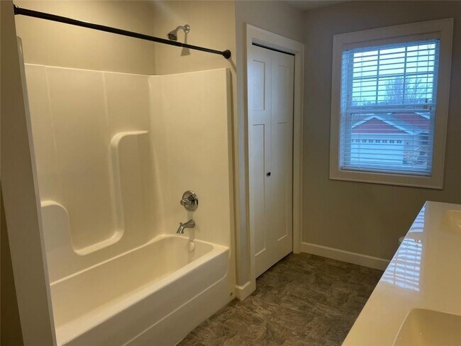 Building Photo - 544 Tiffany Ln