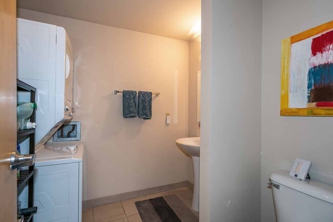 Building Photo - Gorgeous loft-style 2 floor condo with secured parking, A/C and rent includes most utilities!