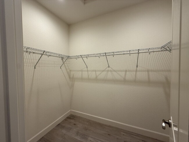 Building Photo - Modern 4-bedroom 3-bath available in Elk Grove