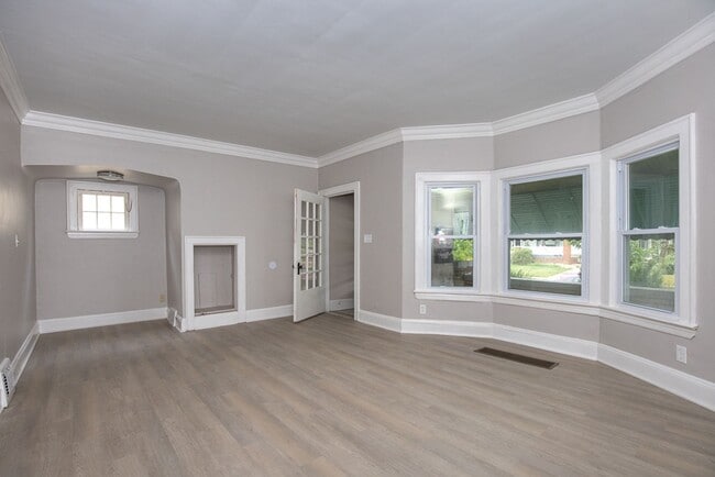 Building Photo - 2119 Lewis Dr