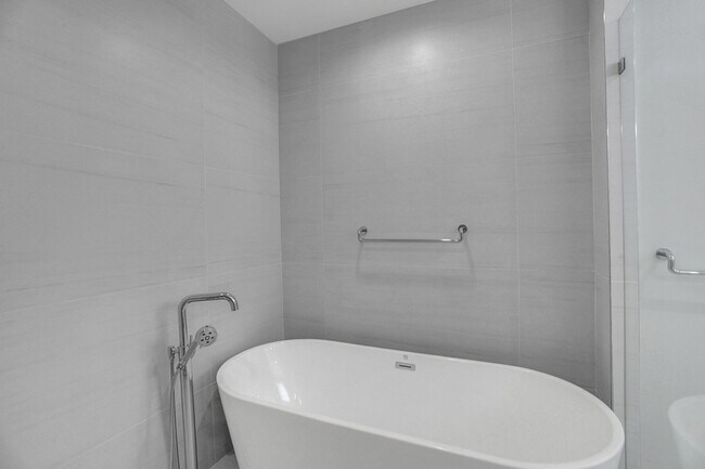 Building Photo - Gorgeous New Townhouse on the Beach