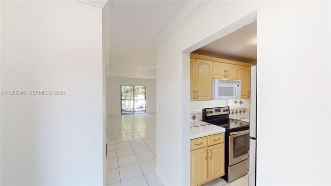 Building Photo - 160 SW 30th Ave