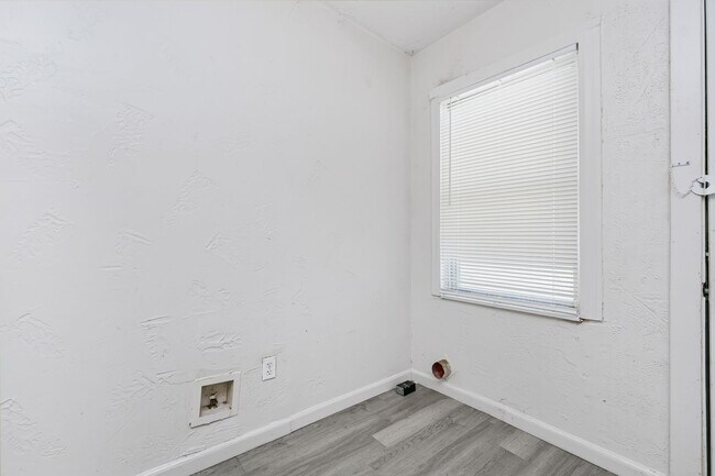 Building Photo - 1402 Dunaway St