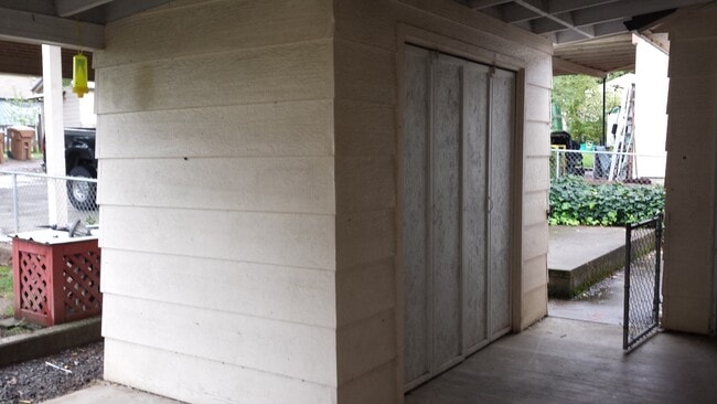 Building Photo - Nice 2 bedroom, 1 bath with yard.