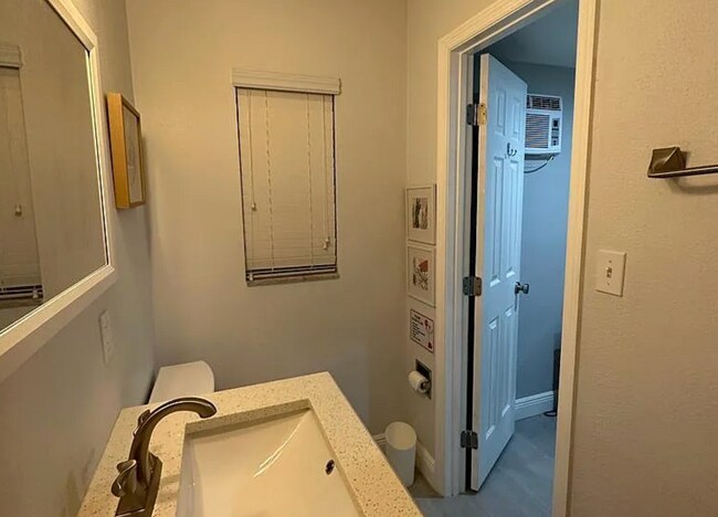 Building Photo - Stadium Studio/  Efficiency